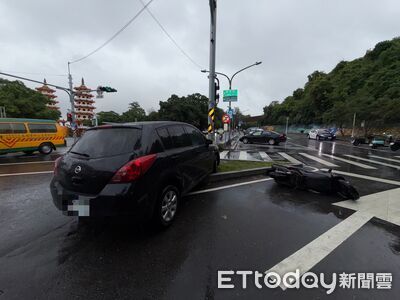 快訊／高雄女右轉撞飛機車！騎士卡車底命危搶救中　撞擊瞬間曝