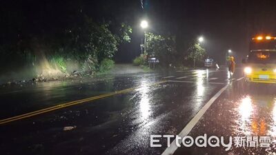 台中台8線「巨石滑落」躺路中！大型機具緊急出動