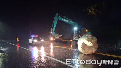 快訊／連續大雨土石鬆動  台8線2噸重巨石砸落路面擋道
