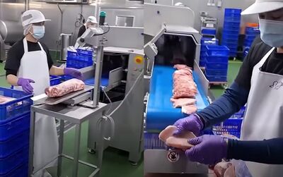 排骨太軟遭疑「合成素肉」！鬍鬚張怒發切肉片反擊：歡迎到店參訪