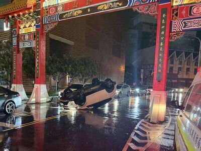 豪雨1日連2撞！貨車大甩尾撞餐廳　休旅車八卦山牌樓慘翻車