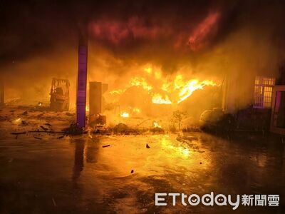 快訊／台南鐵皮倉庫深夜大火「全面燃燒」！51名消防員緊急灌救中
