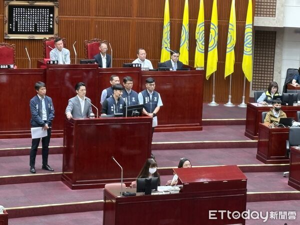 ▲殷瑋與民進黨市議員舌戰。（圖／記者鄭佩玟攝）
