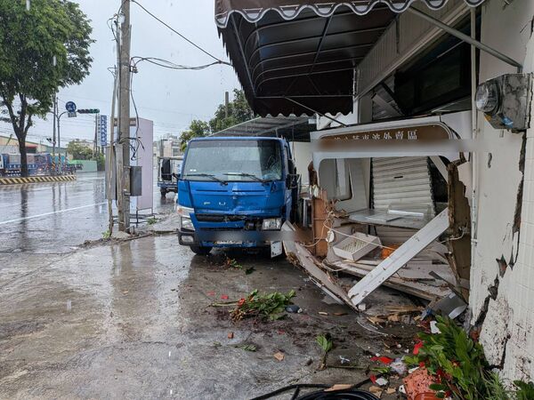 ▲天雨路滑小貨車撞入店家。（圖／民眾提供）