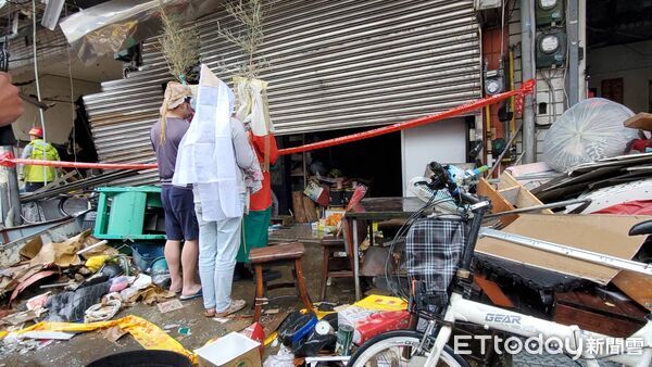 ▲新竹某便當店發生嚴重氣爆造成一對夫妻死亡，家屬返回事發地進行招魂儀式。（圖／記者黃彥傑攝，下同）