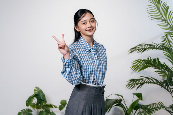 ▲《大愛街2巷》夏靖庭劇中飾演「曾武雄阿公」，和邵奕玫在劇中飾演祖孫。（圖／大愛提供）