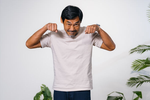▲《大愛街2巷》夏靖庭劇中飾演「曾武雄阿公」，和邵奕玫在劇中飾演祖孫。（圖／大愛提供）