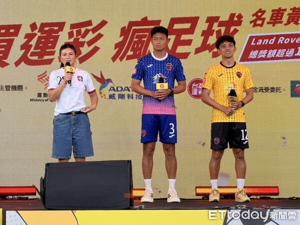 ▲國家女足代表隊隊長王湘惠、台中FUTURO足球國腳温智豪。金曲歌王蕭煌奇擔任買運彩瘋足球活動大使蕭煌奇（圖／記者蔡厚瑄攝）