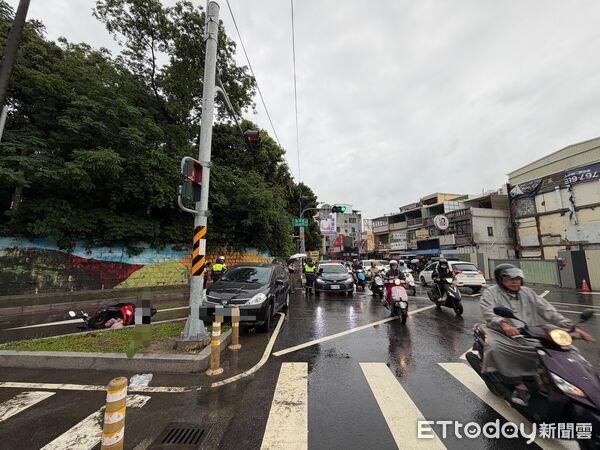 ▲高雄女右轉撞飛機車！騎士卡車底命危搶救中。（圖／記者許宥孺翻攝）
