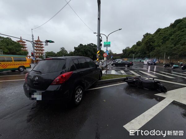 ▲高雄女右轉撞飛機車！騎士卡車底命危搶救中。（圖／記者許宥孺翻攝）