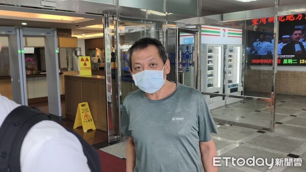 ▲▼陸配徐春鶯涉犯《反滲透法》等罪嫌，新北地院今6/9辯論終結，徐春鶯交保200萬元停止羈押，同案被告鍾錦明不認罪、羅穎（黑上衣淺色短褲）全部認罪求輕判與緩刑。（圖／記者黃哲民攝）