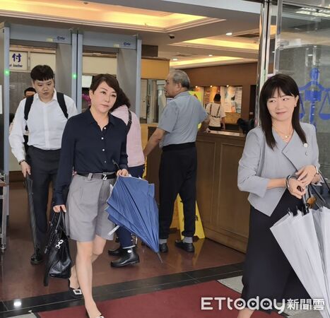 ▲▼陸配徐春鶯涉犯《反滲透法》等罪嫌，新北地院今6/9辯論終結，徐春鶯交保200萬元停止羈押，同案被告鍾錦明不認罪、羅穎（黑上衣淺色短褲）全部認罪求輕判與緩刑。（圖／記者黃哲民攝）