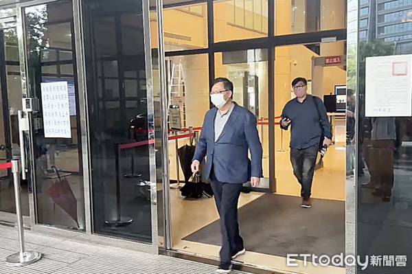 ▲鄭文燦涉貪案今天傍晚開庭結束後步出法院。（圖／記者沈繼昌攝）