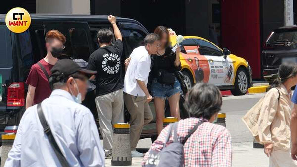 中午11時半，沈玉琳與潘若迪等人抵達西門町進行拍攝工作。（圖／本刊攝影組）