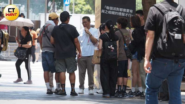 沈玉琳被本刊直擊竟在西門町捷運站6號出口附近的陰涼處，3度抽加熱菸，身旁還圍著一群工作人員。（圖／本刊攝影組）