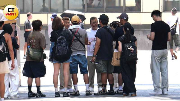 沈玉琳和潘若迪、艾融一起拿著印有節目QR Code的板子沿街向民眾介紹新節目。（圖／本刊攝影組）
