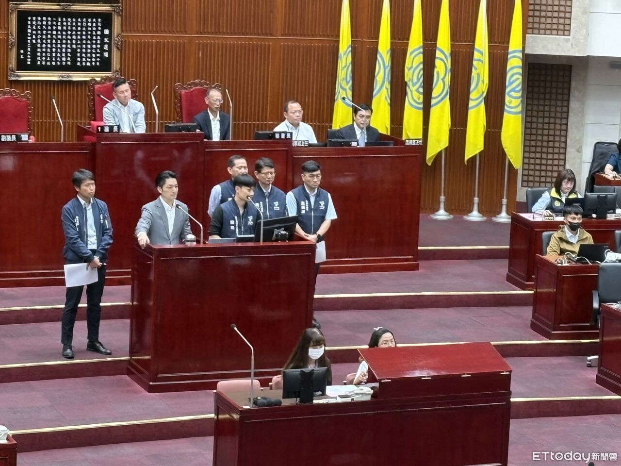 蔣萬安被問無菸城市規劃!殷瑋搶答 綠議員怒:我們是質詢市長