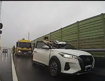國道「血滴子」!聯結車後輪脫落彈撞2車釀3傷...1人ICU搶命中
