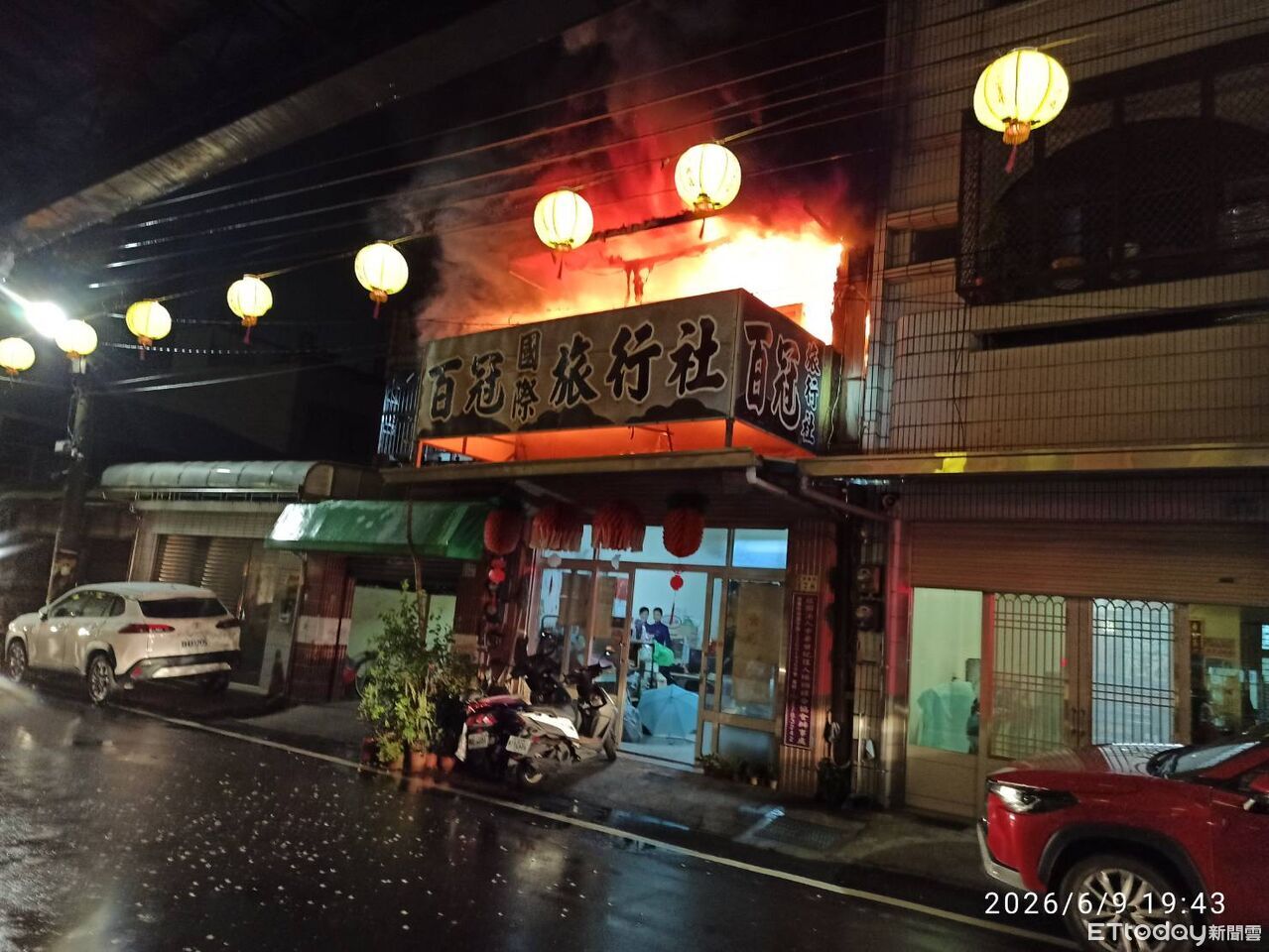 快訊/嘉義民宅晚間火警「2樓全面燃燒」!消防員佈水線灌救中