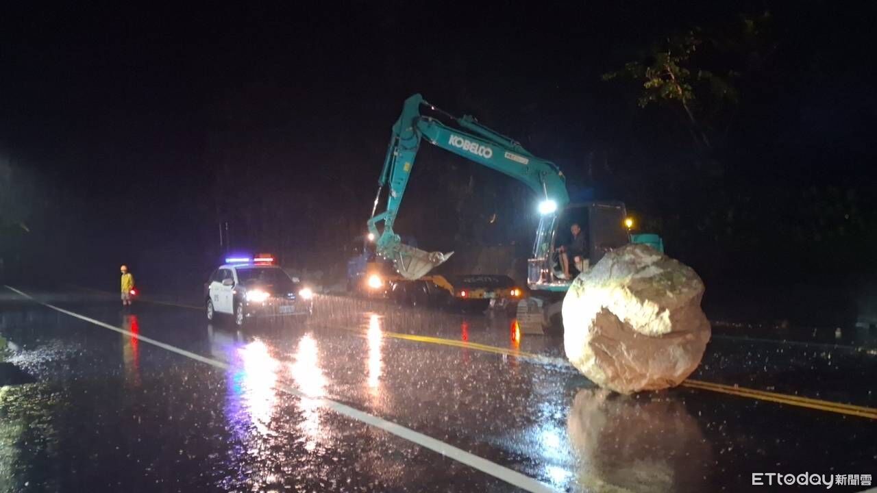 快訊/連續大雨土石鬆動 台8線2噸重巨石砸落路面擋道