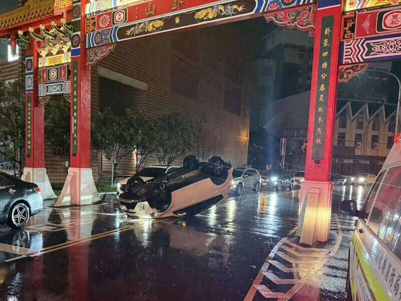 豪雨1日連2撞!貨車大甩尾撞餐廳 休旅車八卦山牌樓慘翻車