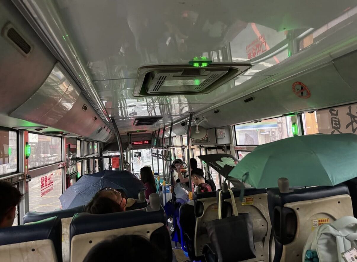 車頂漏雨!員林客運變「移動水簾洞」 車內撐傘超扯畫面曝