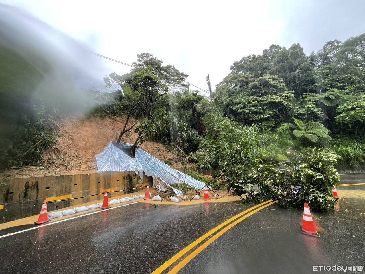 連日豪雨!桃園蘆竹土石崩落、樹木擋路 單線雙向管制中