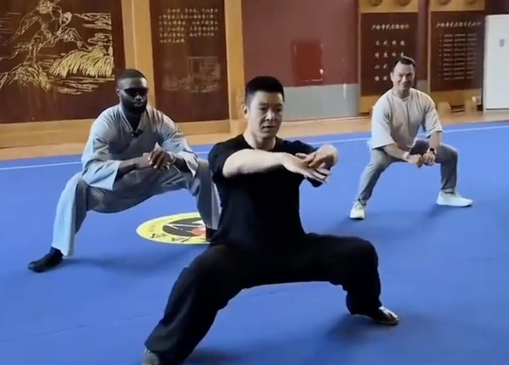 ▲賽爾提克球星布朗（Jaylen Brown）前往少林寺參訪。（圖／翻攝微博）