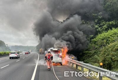 快訊／國3南向火燒車！廂型車遭烈焰吞噬　駕駛停路肩逃生