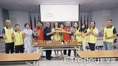餐車開進警分局　潮州警嗑巨無霸漢堡超驚喜