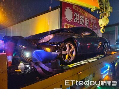 天雨路滑！保時捷國3失控撞護欄再碰自小客　車頭爛毀門凹陷