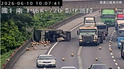 國1、國3彰化路段接連事故!小貨車側翻路肩 轎車撞護欄滾一圈