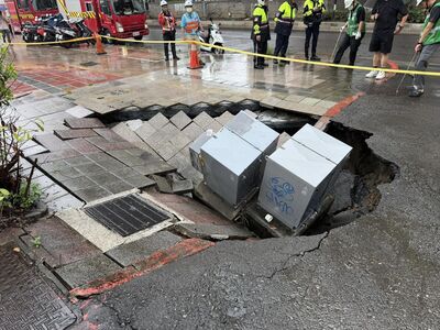北捷北門站旁驚見天坑「變電箱被吞入」 新工處出動地雷達檢測