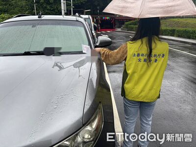 健身教練欠191筆罰單！寶貝愛車遭查扣　他冒雨衝現場救車