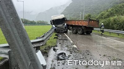 天雨路滑!台9線南澳地磅站自撞 砂石車撞斷護欄「折甘蔗」