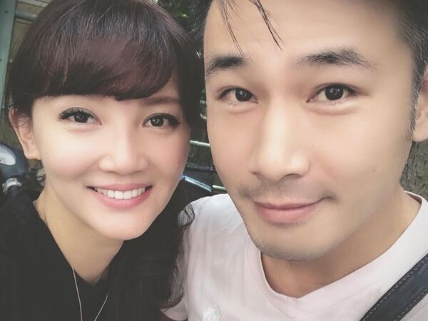 ▲▼相愛15年！傅子純遺孀罕曬結婚登記照。（圖／翻攝自臉書）