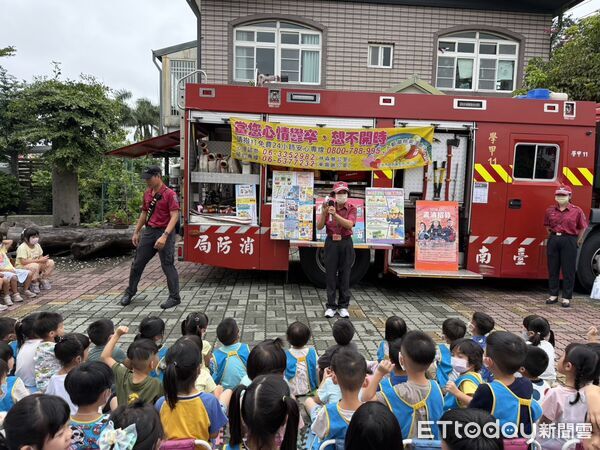 ▲台南市政府消防局第三大隊學甲消防分隊前往私立諾貝爾幼兒園，辦理防火防災宣導活動。（記者林東良翻攝，下同）