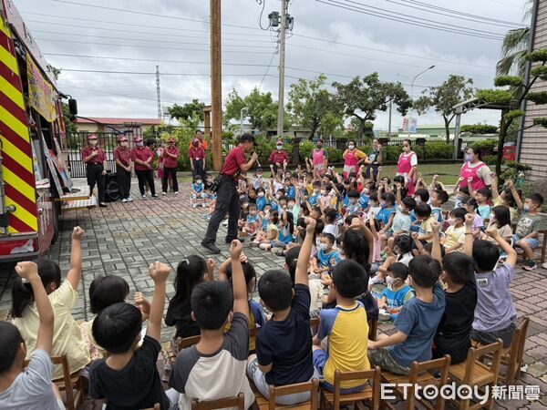 ▲台南市政府消防局第三大隊學甲消防分隊前往私立諾貝爾幼兒園，辦理防火防災宣導活動。（記者林東良翻攝，下同）