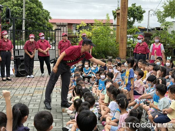 ▲台南市政府消防局第三大隊學甲消防分隊前往私立諾貝爾幼兒園，辦理防火防災宣導活動。（記者林東良翻攝，下同）