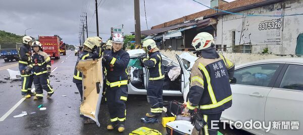 ▲桃園新屋發生重大車禍，造成1死3命危2輕傷。（圖／記者沈繼昌翻攝）