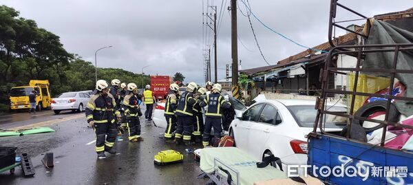 ▲桃園新屋發生重大車禍，造成1死3命危2輕傷。（圖／記者沈繼昌翻攝）