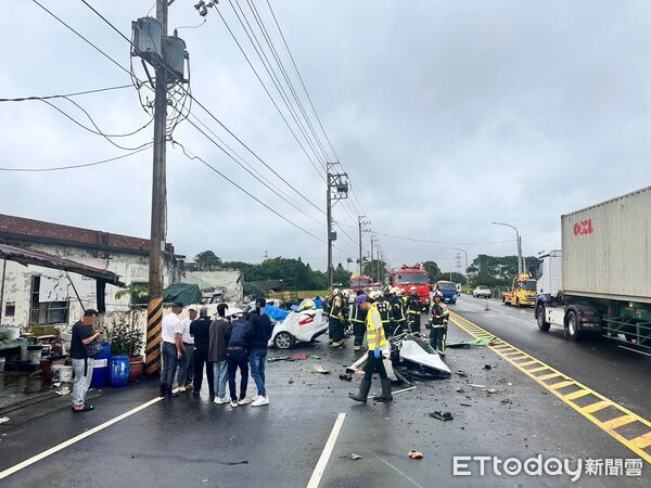 ▲▼桃園新屋自小客逆向撞聯結車，釀4人死亡。（圖／記者沈繼昌翻攝）