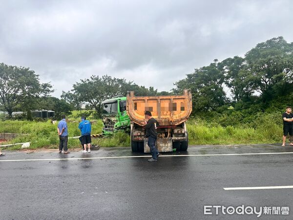 ▲▼桃園新屋自小客逆向撞聯結車，釀4人死亡。（圖／記者沈繼昌翻攝）