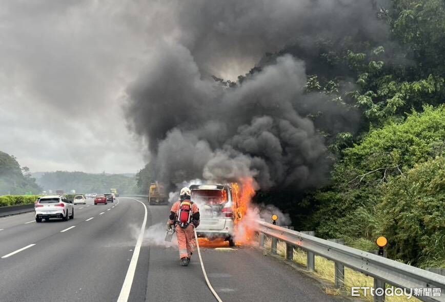 快訊/國3南向火燒車!廂型車遭烈焰吞噬 駕駛停路肩逃生