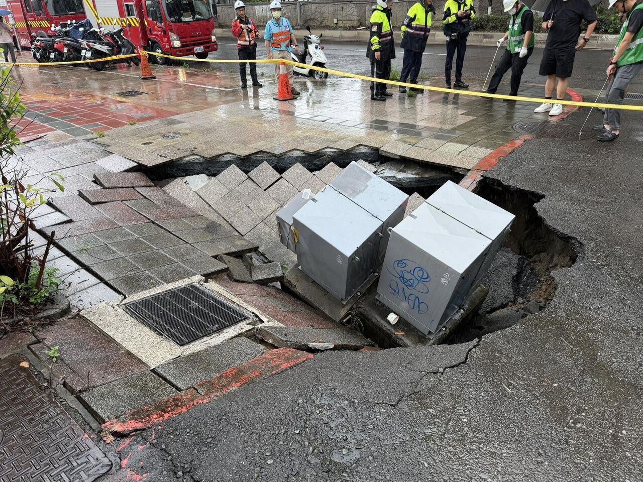 北捷北門站旁驚見天坑「變電箱被吞入」 新工處出動地雷達檢測