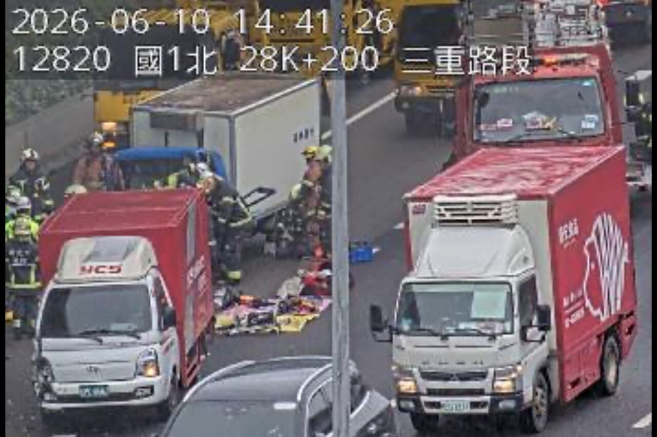 快訊/國道1號南向4車連環撞! 小貨車運將一度受困