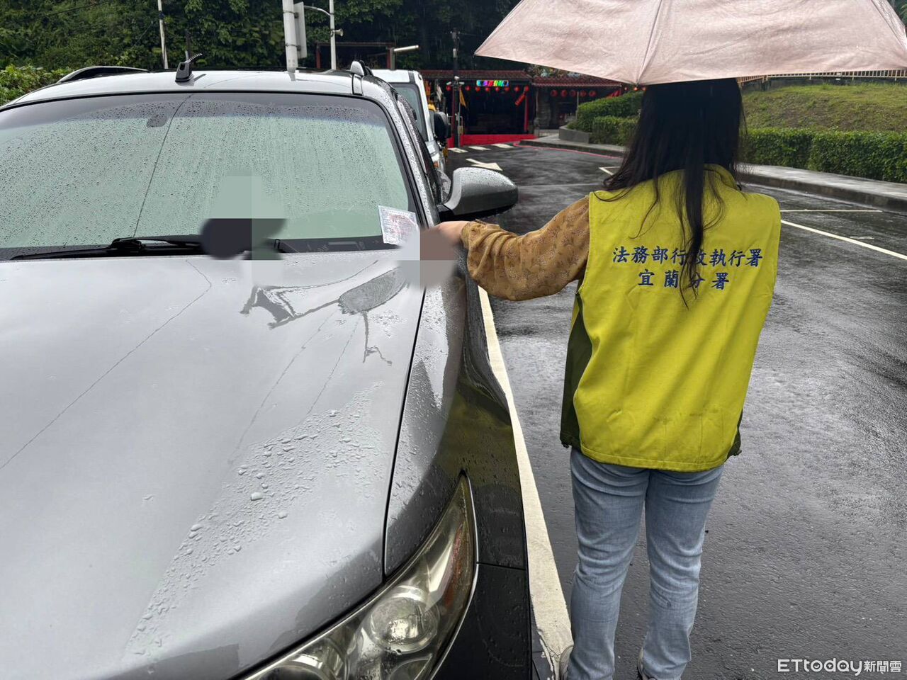 健身教練欠191筆罰單!寶貝愛車遭查扣 他冒雨衝現場救車