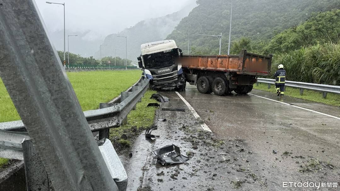天雨路滑!台9線南澳地磅站自撞 砂石車撞斷護欄「折甘蔗」
