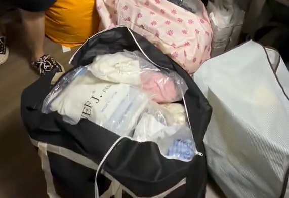 ▲多樣商品皆未拆封。（圖／翻攝自微博）