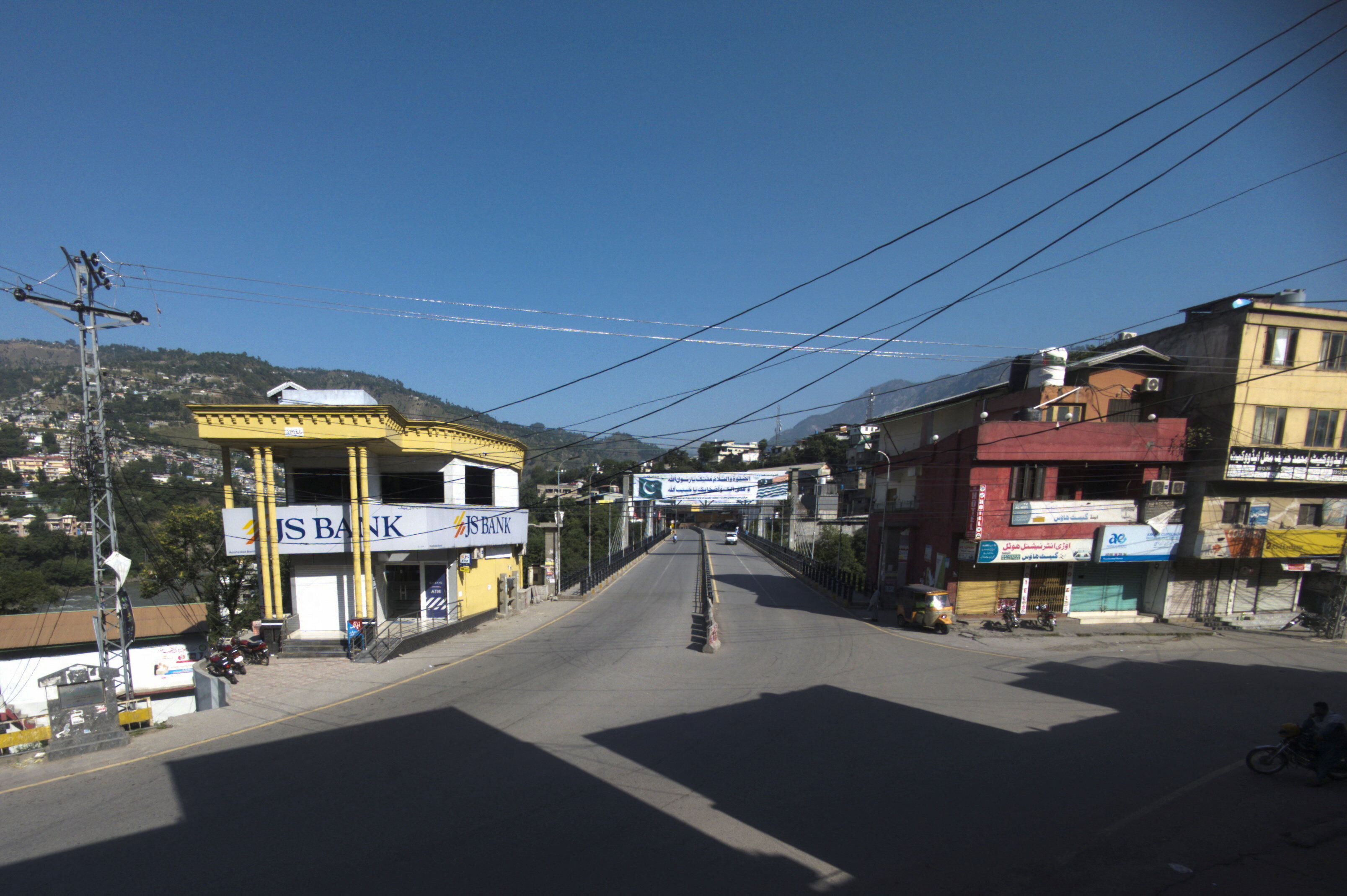 ▲▼巴基斯坦控制的喀什米爾地區首府穆扎法拉巴德（Muzaffarabad）街頭空蕩蕩，因「聯合人民行動委員會」（JAAC）號召罷工抗議。（圖／路透）